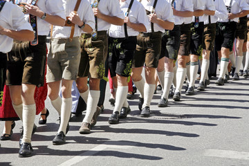 Junge Burschen in Tracht