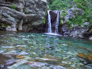 Wall Mural - Gebirgsbach mit Wasserfall in den Alpen