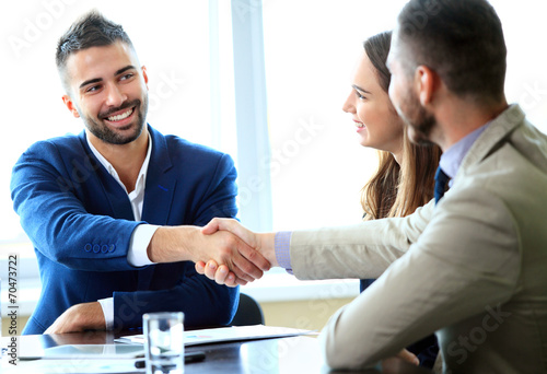 Fotografía Business people shaking hands, finishing up a meeting