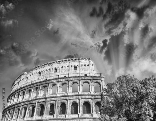 rzym-koloseum-piekny-zachod-slonca-czarno-biala-fotografia