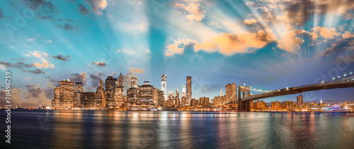 Fototapeta na szkło Dramatyczne niebo nad Brooklyn Bridge i Manhattan, noc panoramiczna
