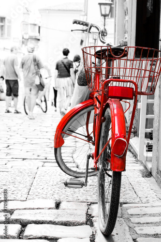 Naklejka na drzwi Red bike parked at front of the building.