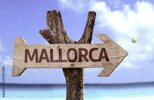 Fotografía Mallorca wooden sign with a beach on background