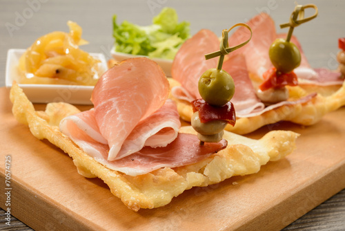Fotografía Antipasto di salumi , gnocco fritto e verdure, close-up