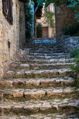 stare-kamienne-schody-w-pieknym-sredniowiecznym-miasteczku