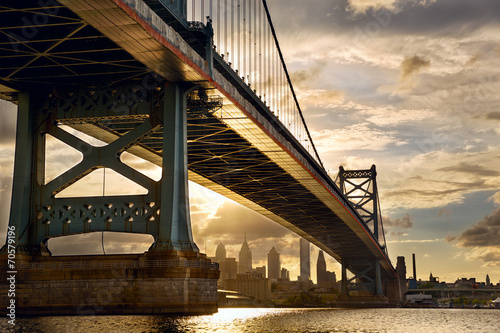 Nowoczesny obraz na płótnie Ben Franklin Bridge above Philadelphia skyline at sunset, US