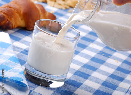 Naklejka na meble versare il latte nel bicchiere di vetro