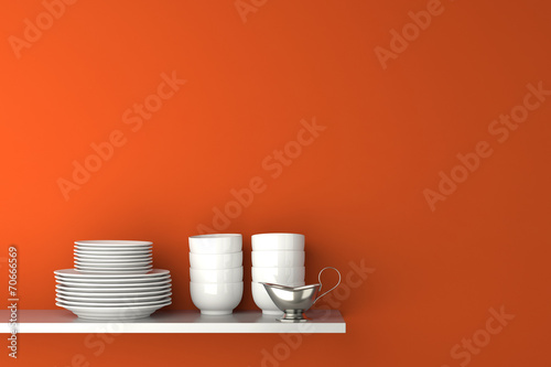 Fotografia Geschirr und Sauciere auf Regal vor Wand