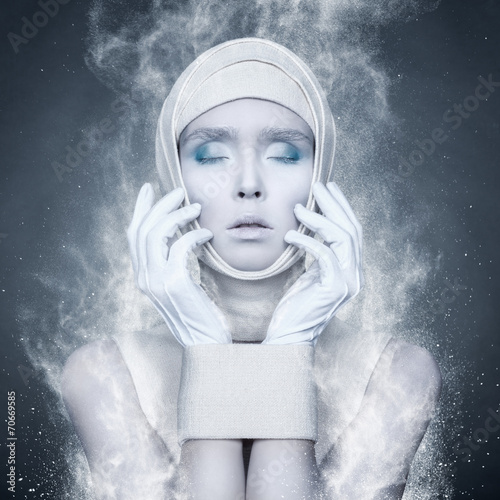Plagát glamor portrait of a girl wrapped in a loop of the particles