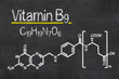 Schiefertafel mit der chemischen Formel von Vitamin B9