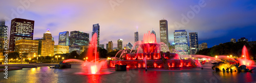 Fotografía Chicago skyline panorama with Buckingham fountain at night, USA