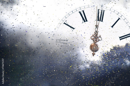 Cuadros en Lienzo New Year's at midnight - Old clock and holiday lights