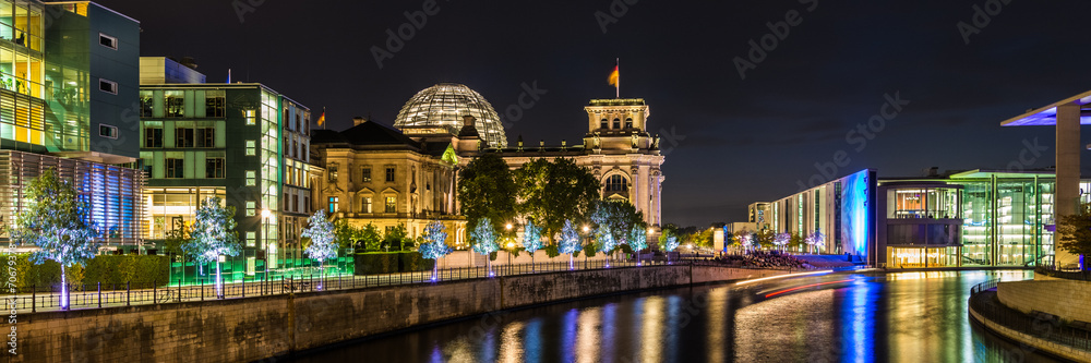 Obraz na płótnie Reichstag und Reichstagufer in Berlin bei Nacht w salonie