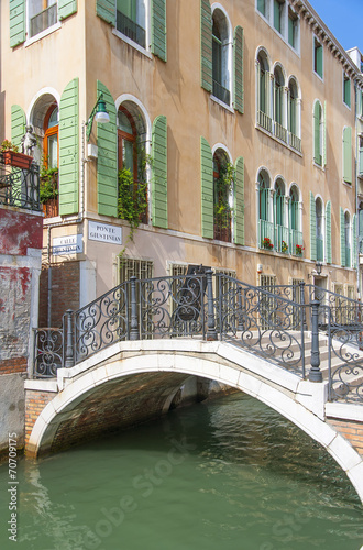 Naklejka na drzwi Bridge over a canal in Venice