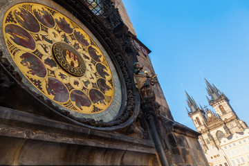 Fototapete - astronomische Uhr am Rathausturm in Prag mit Teynkirche im HG