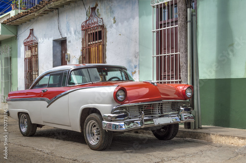 Naklejka na szafę Classic american old car in Trinidad, Cuba