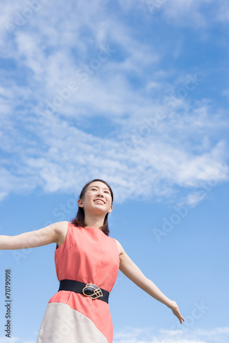 両腕を広げる女性と空 Stock Photo Adobe Stock