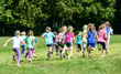Gruppe laufender Mädchen