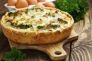 Canvas Print - quiche Lorraine with chicken, mushrooms and broccoli