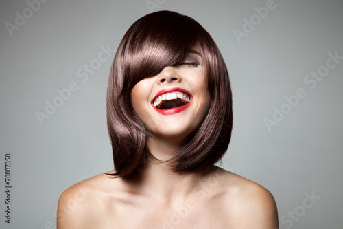 Cuadros en Lienzo Mujer sonriente hermosa con el pelo marrón corto