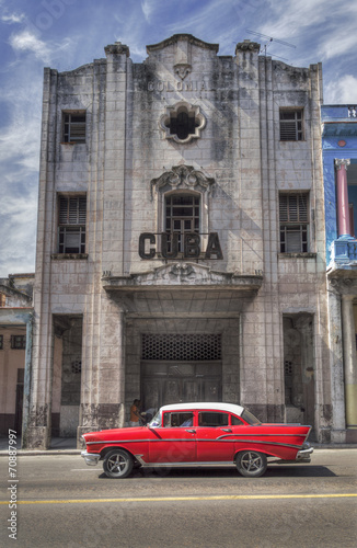 Obraz w ramie Classic american red car in Old Havana, Cuba