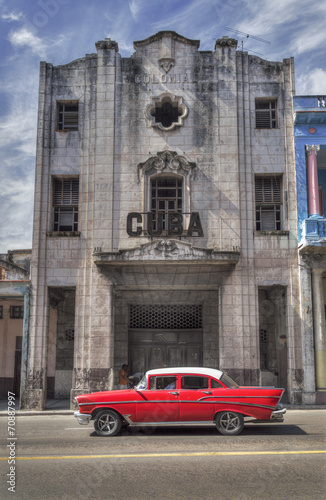 Naklejka dekoracyjna Classic american red car in Old Havana, Cuba