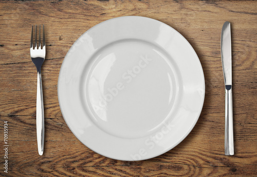 Fotografía white empty dinner plate setting on wooden table