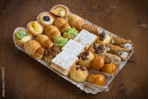 Vassoio di pasticcini italiani Stock Photo | Adobe Stock