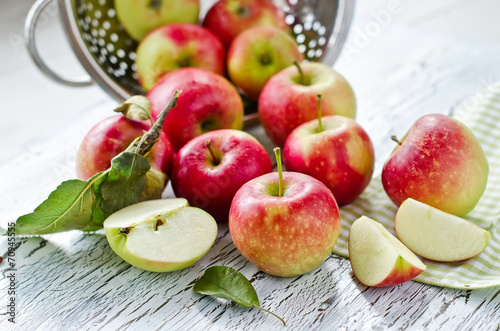 Fototapeta do kuchni Red fresh apples from garden with leaves on wooden background