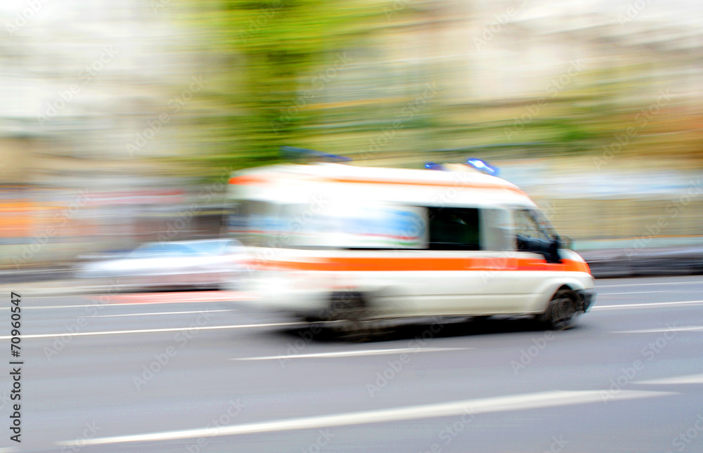 скорая помощь мчит по городу
