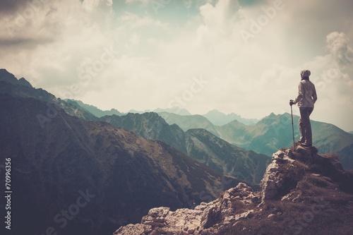 Fotomural Woman hiker on a top of a mountain