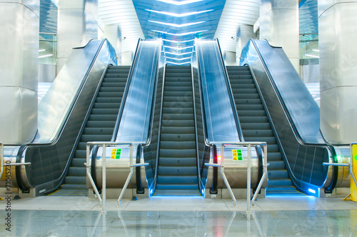 Fotografía Moving escalator in the subway