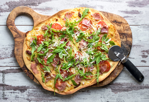 Fototapeta na wymiar selbstgemachte Pizza auf Holzbrett
