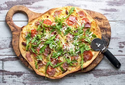 Naklejka na szybę selbstgemachte Pizza auf Holzbrett