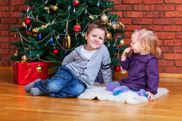 Sticker - Two kids at Christmas