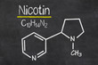 Schiefertafel mit der chemischen Formel von Nicotin