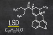 Schiefertafel mit der chemischen Formel von LSD
