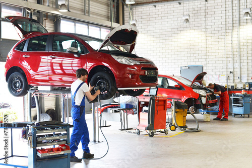 Fotografie, Obraz Reifenwechsel in einer KFZ Werkstatt // Tire change by mechanic