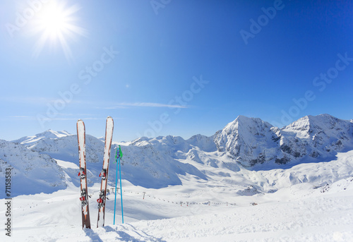 Fotografía Skiing , mountains and ski equipments on ski run
