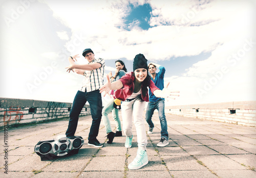 Naklejka ścienna group of teenagers dancing