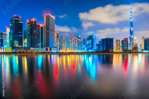 Photo Dubai skyline at dusk, Dubai.
