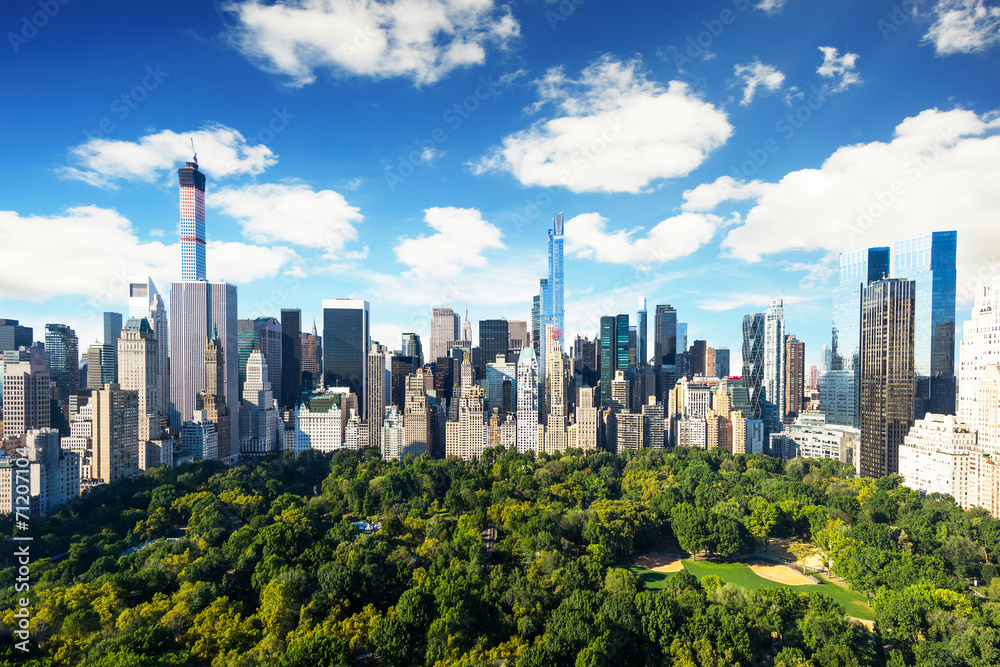 Miasto Nowy Jork - central park widok na Manhattan w słoneczny dzień - obrazy, fototapety, plakaty 