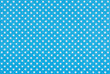 Hellblauer Stoff mit weißen Punkten