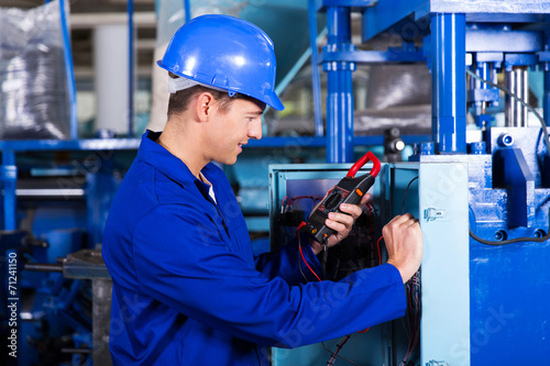 Fotografía industrial technician examining control box