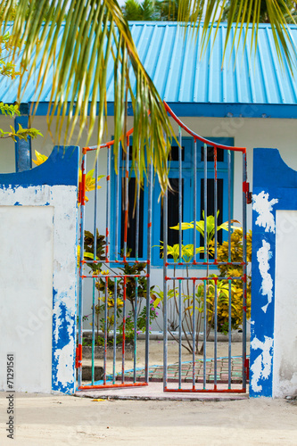 Rest In Paradise Malediven Weisses Haus Mit Blauen Fenstern