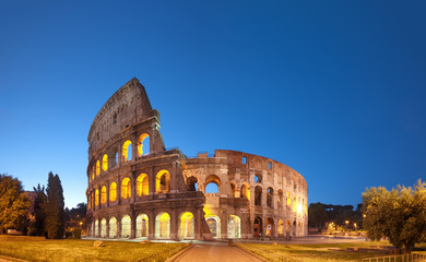 Fototapete - Colosseum at night .Rome - Italy