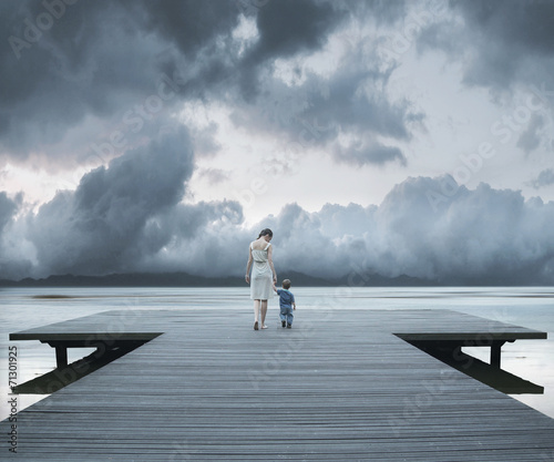 Naklejka na szybę Woman with child on the pier