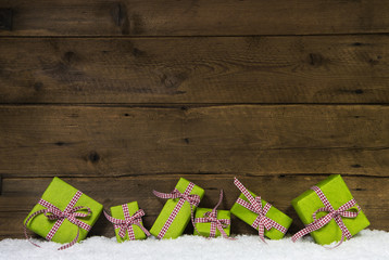 Fototapete - Grüne Weihnachtsgeschenke mit rot karierter Schleife als Karte