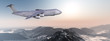 Militärisches Grossraum Transportflugzeug im Flug über Berge