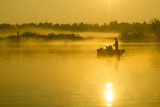 wędkarz na łodzi łowiący ryby w rzece
